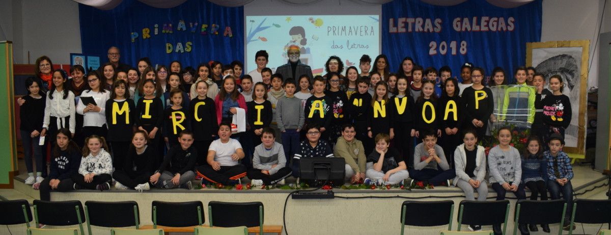 Foto de grupo de alumnado, profesorado, miembros de la Academia y familiares de María Victoria Moreno Foto de grupo de alumnado, profesorado, miembros de la Academia y familiares de María Victoria Moreno