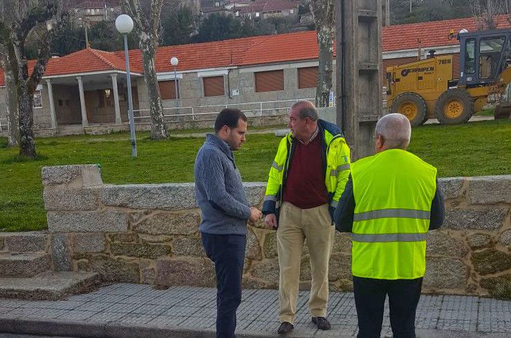 Jorge Cubela y dos trabajadores en la parroquia de Aguasantas