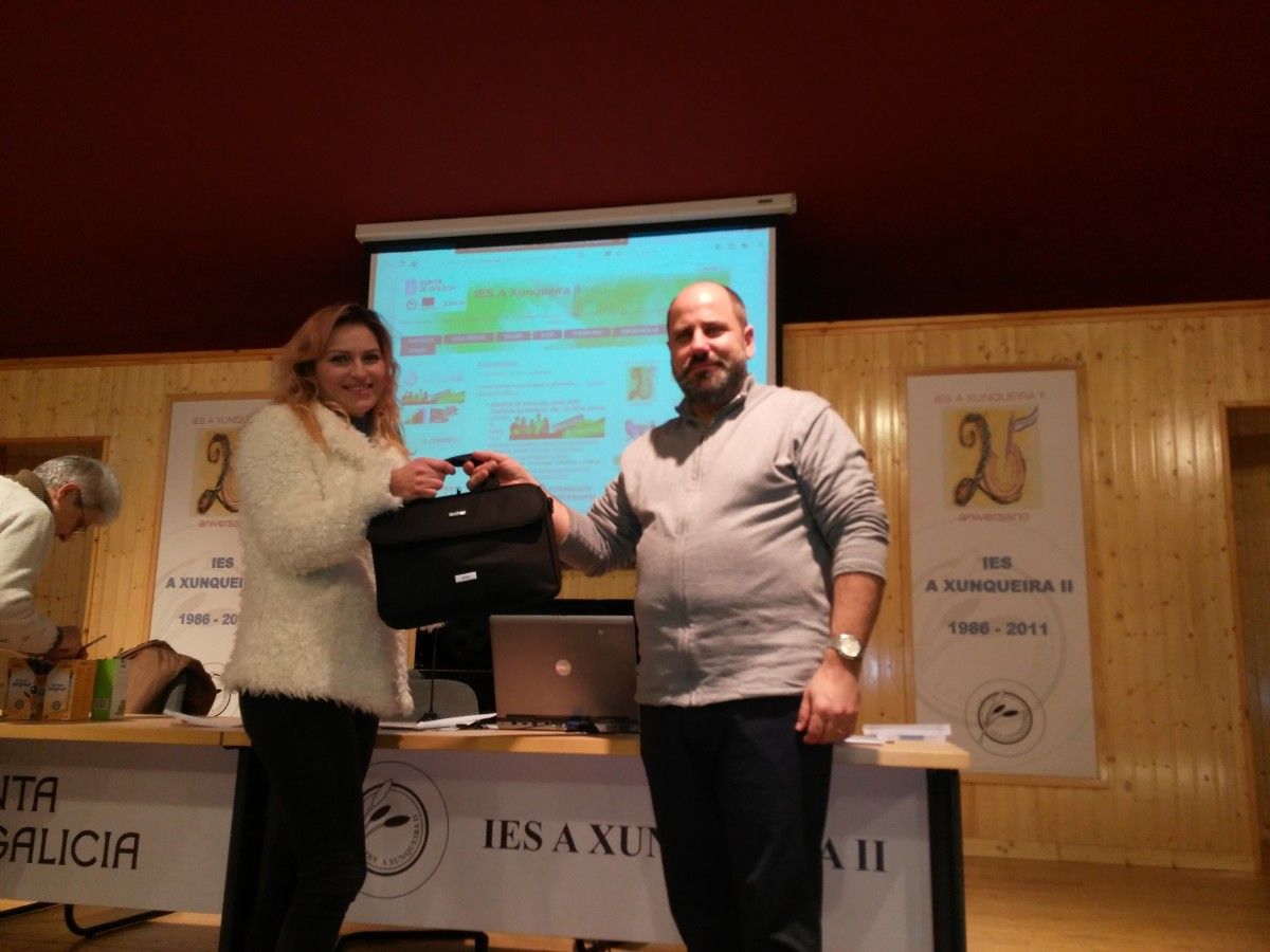 Entrega do equipamento nas instalacións do IES A Xunqueira II