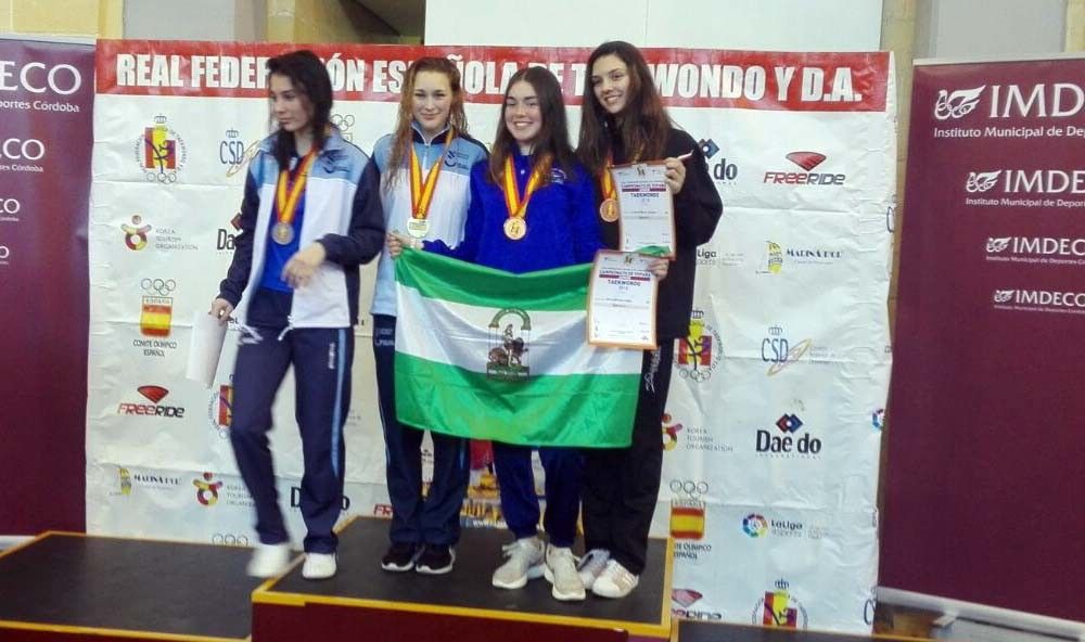 Arlet Ortiz no podio do Nacional júnior de taekwondo