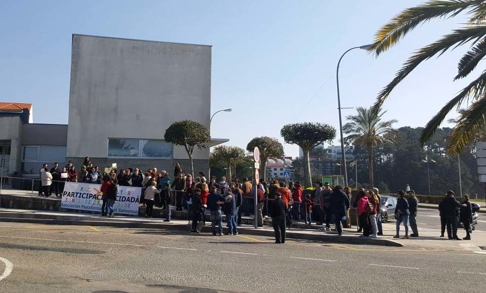 Concentración vecinal delante del centro de salud de Baltar