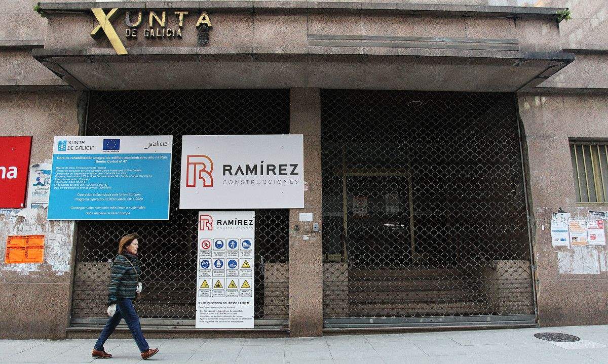 Carteis de obra no edificio da Xunta en Benito Corbal