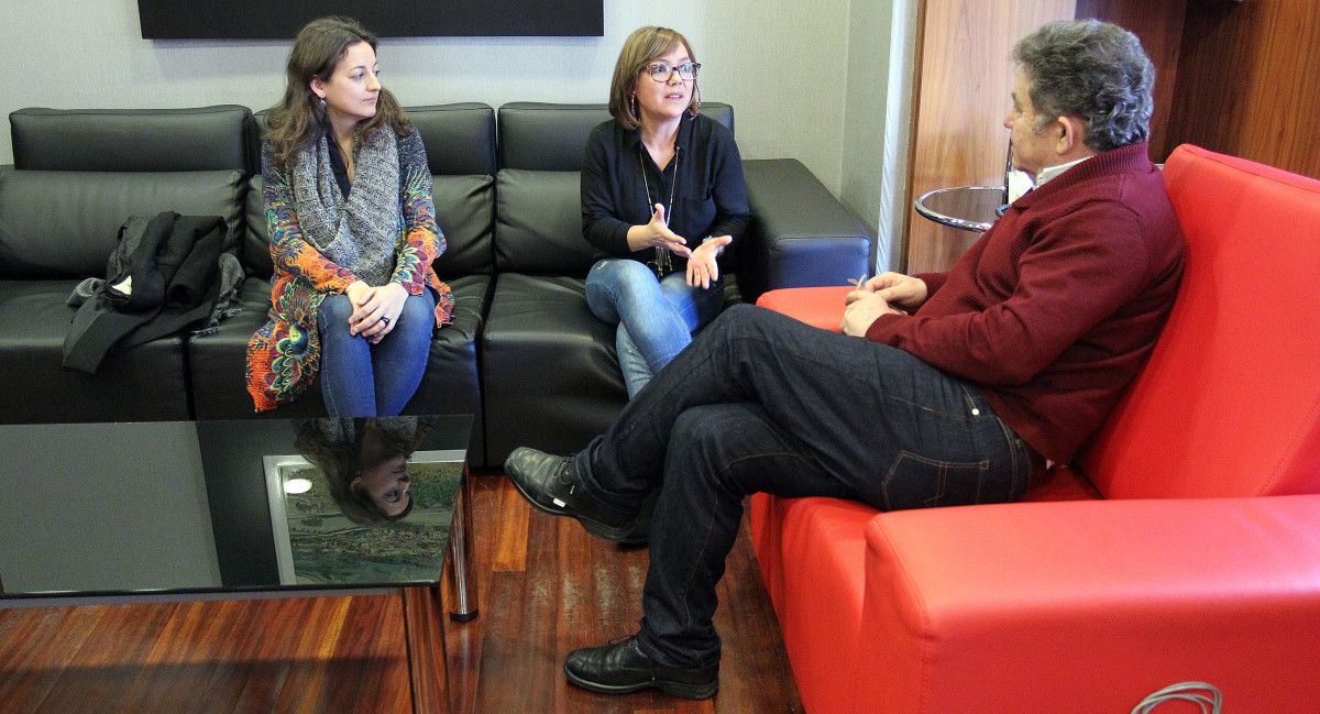 O alcalde de Pontevedra coa directora da Escola de Restauración de Pontevedra, Carmen Lorenzo e a vicedirectora Andrea Fernández
