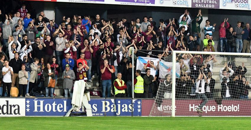 Bandeiras independentistas galegas nun partido no Estadio Municipal de Pasarón (arquivo)