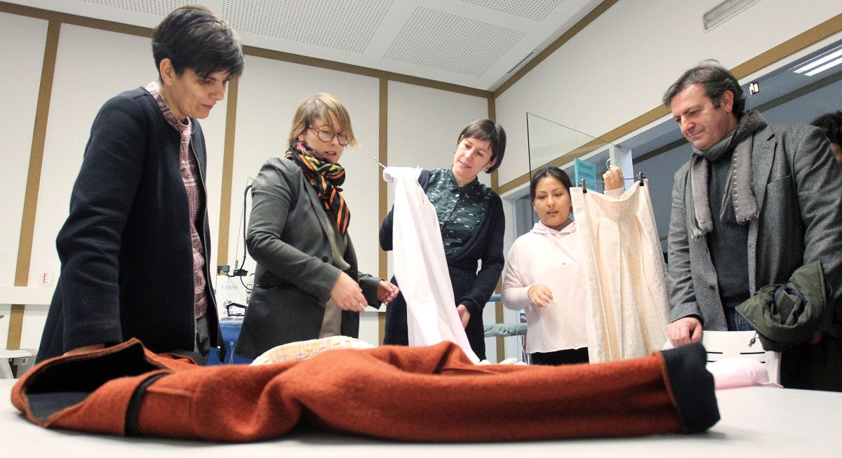 Ana Pontón visita a Escola de Deseño e Moda de Galicia (ESDEMGA)