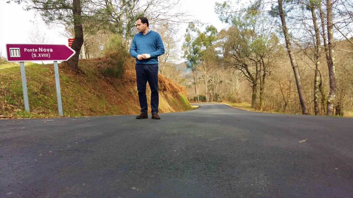 O alcalde Jorge Cubela durante a súa visita a Fentáns 