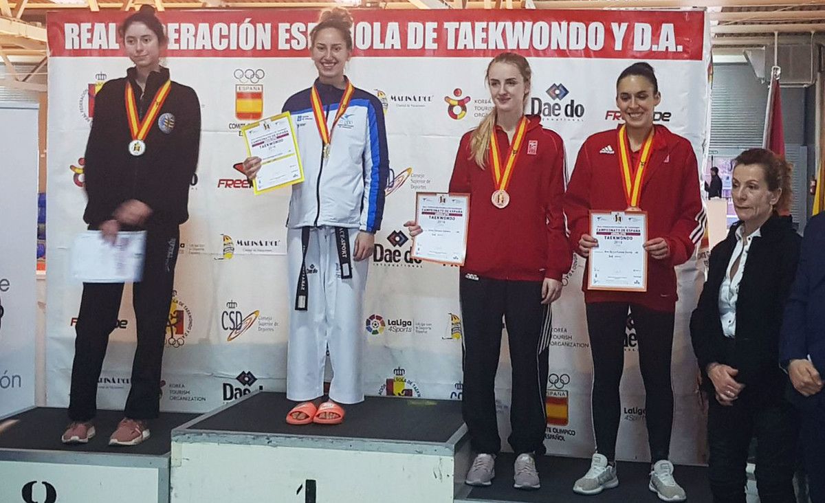 Sara Cortegoso (centro) se proclamó en Valladolid campeona de España de taekwondo