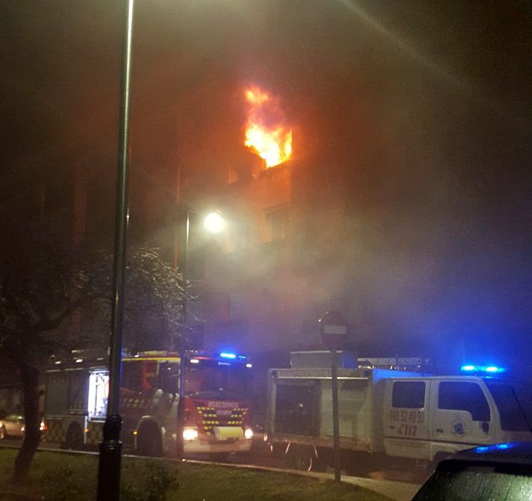 Incendio en un piso del edificio número 2 de la Travesía Valle Inclán de Cambados