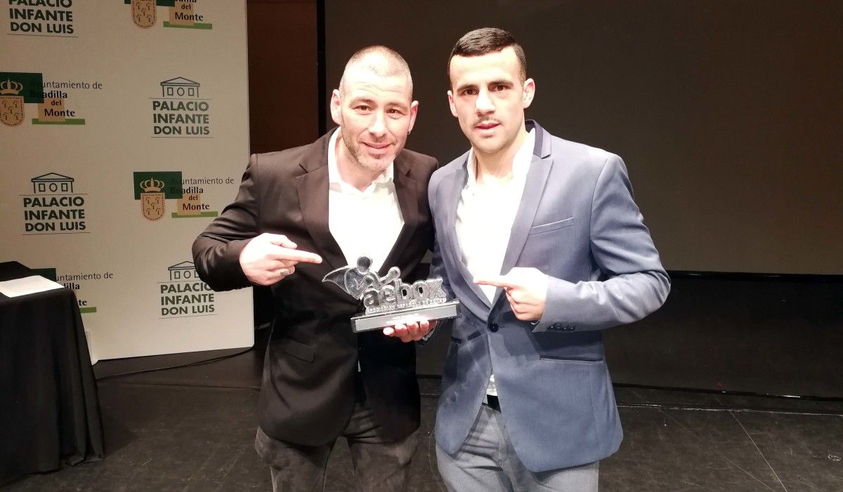 Aarón González (derecha), premiado como mejor boxeador nacional amateur de 2017