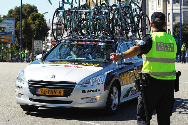 Policía Local ante un coche de la Vuelta Ciclista