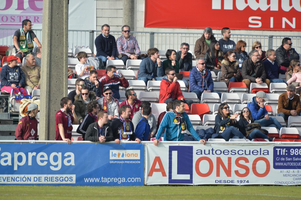 Afeccionados do Pontevedra no campo do Vao, en Vigo