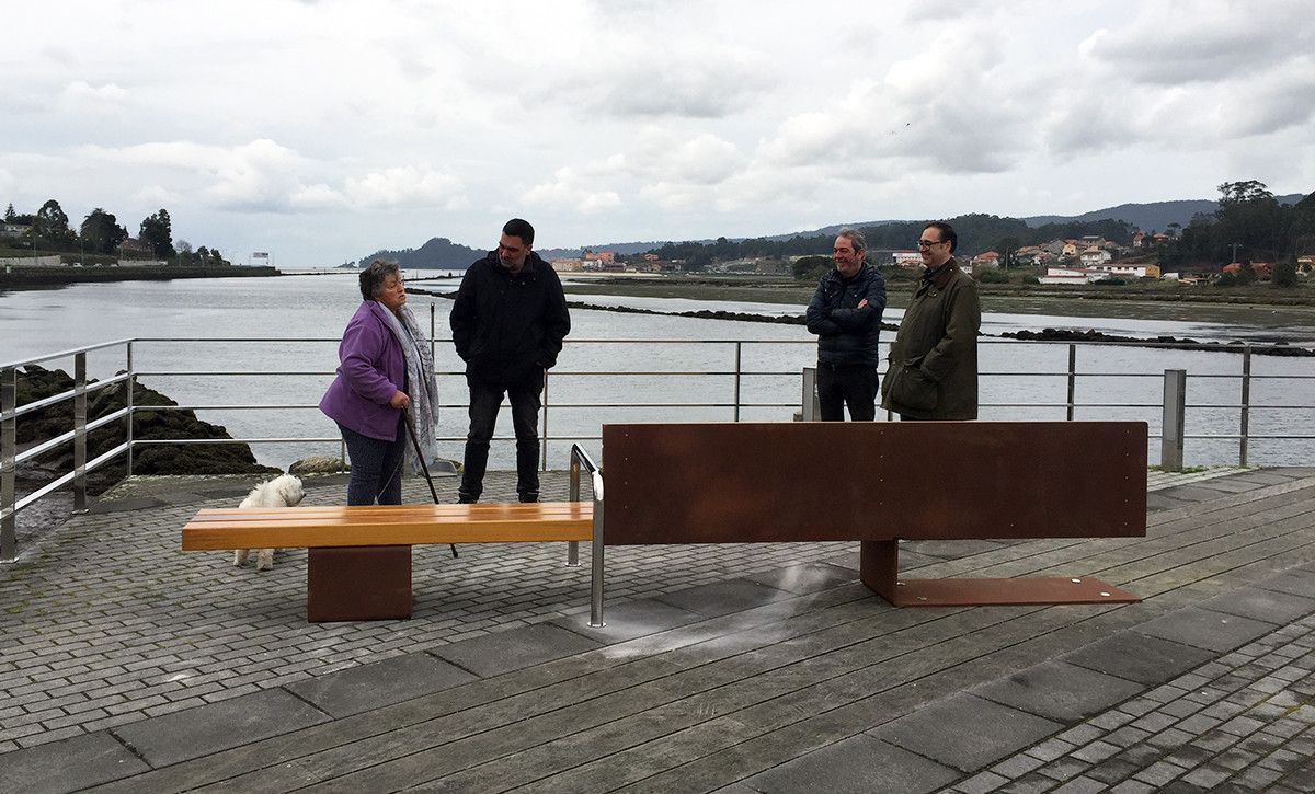 Nuevos bancos en el mirador del paseo de Marín