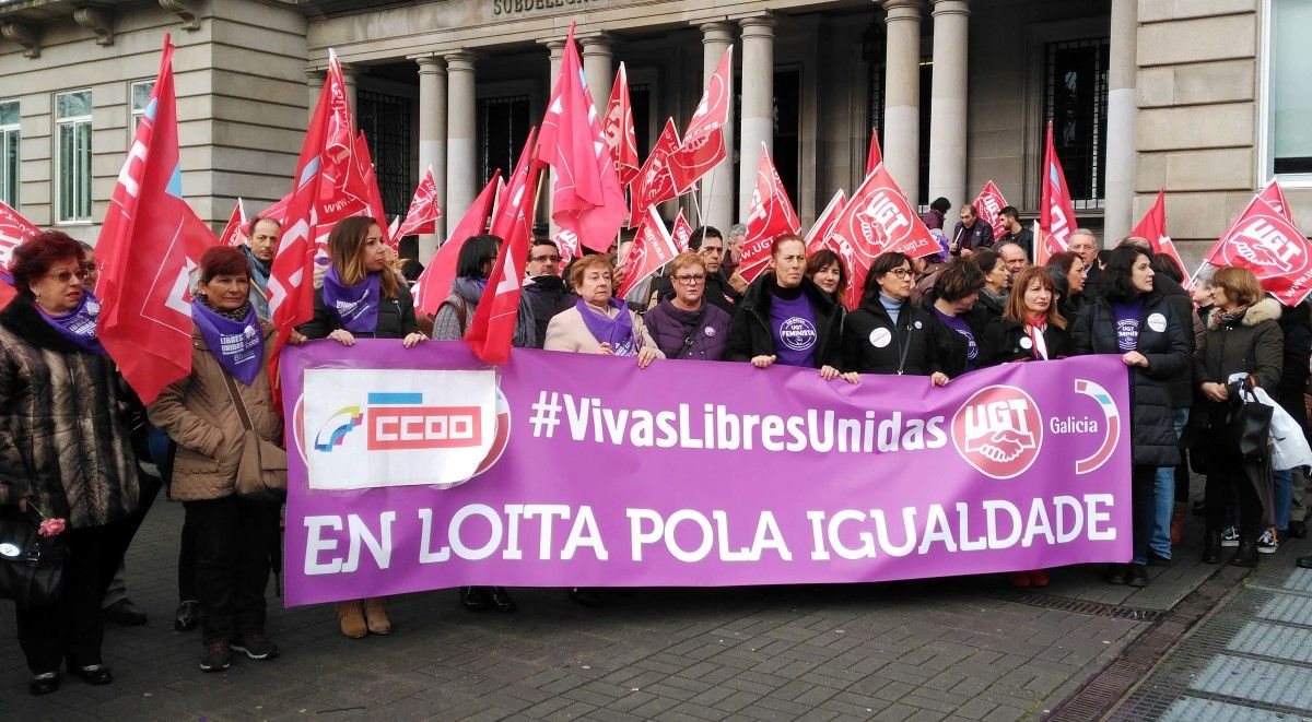 Concentración de UXT e CCOO polo 8M fronte a Subdelegación do Goberno