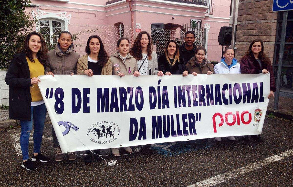 Xogadoras do Poio Pescamar na concentración do 8M na Casa Rosada