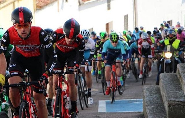 Ciclistas do Froiz durante o Circuíto do Guadiana, proba da Copa de España