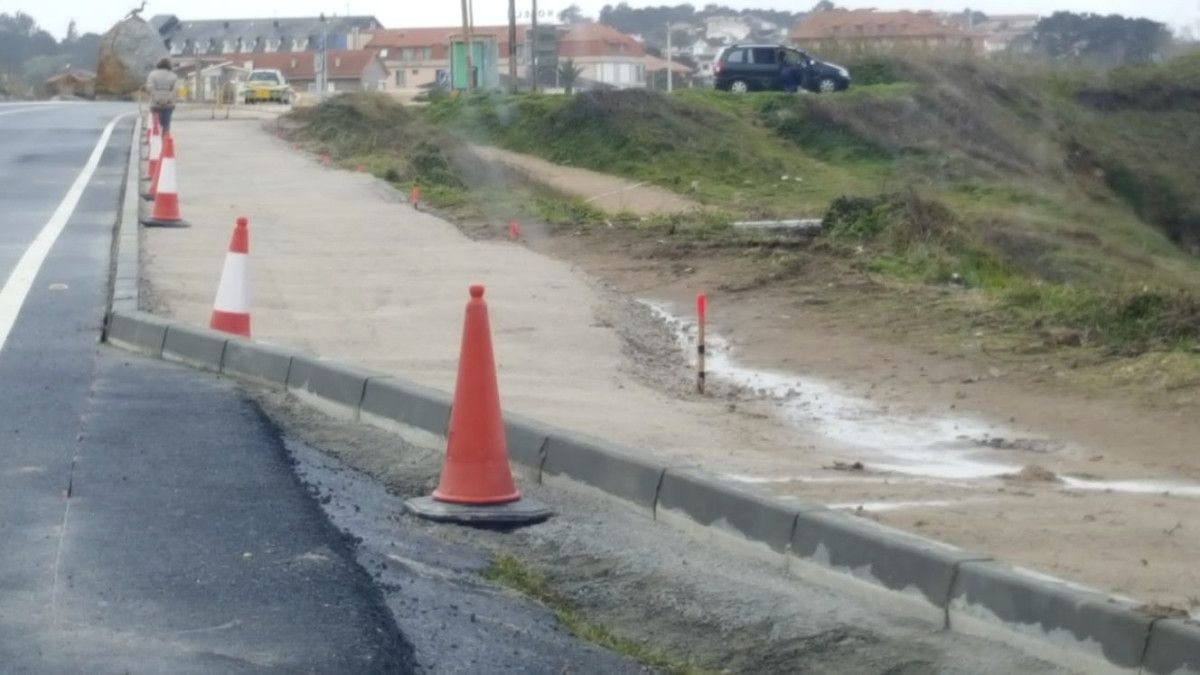 Construcción de una senda de hormigón en A Lanzada