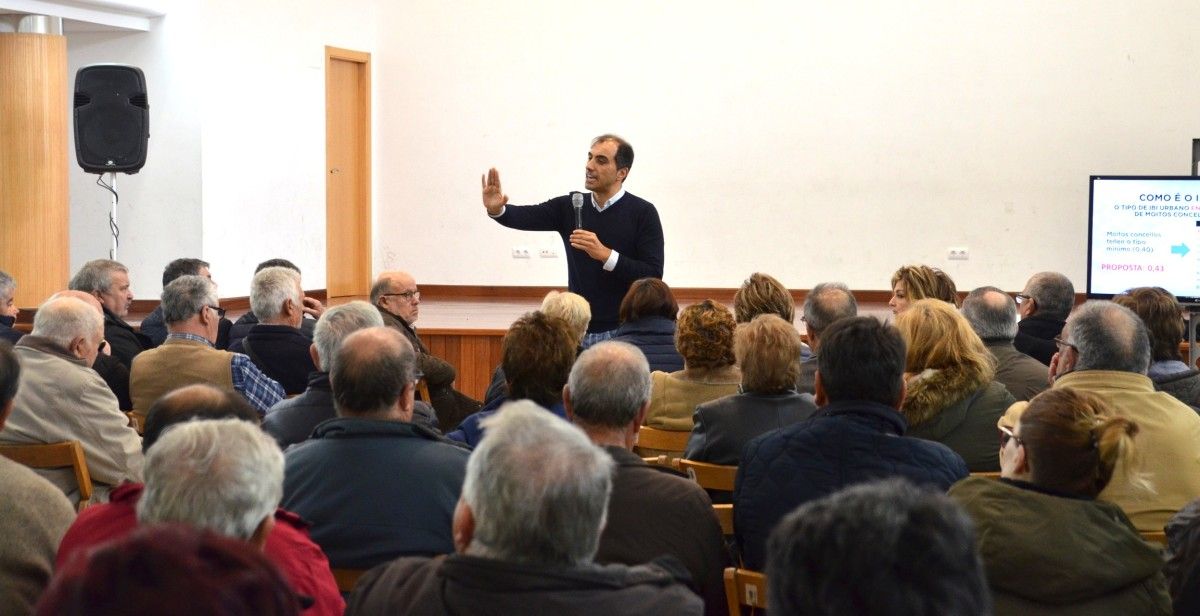 Ángel Moldes na asamblea veciñal convocada en San Xoán