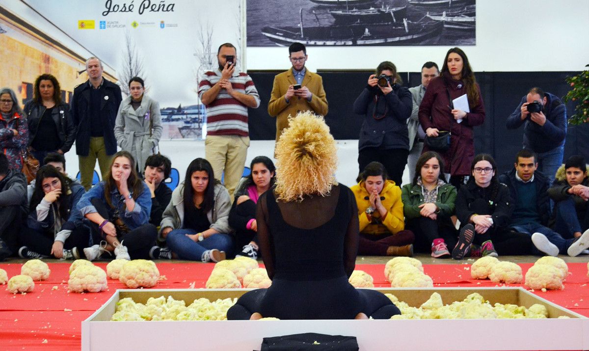 Performance da artista Elisa Miravalles