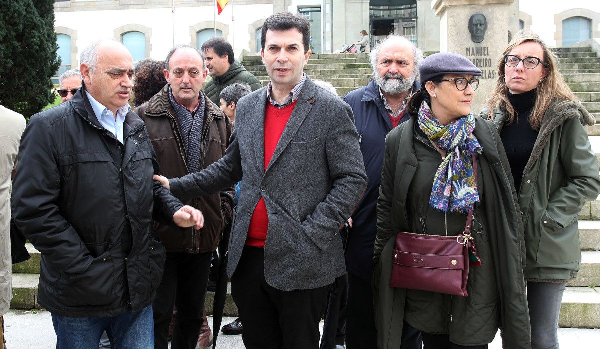 Gonzalo Caballero, junto a dirigentes del PSdeG ante el Hospital Provincial