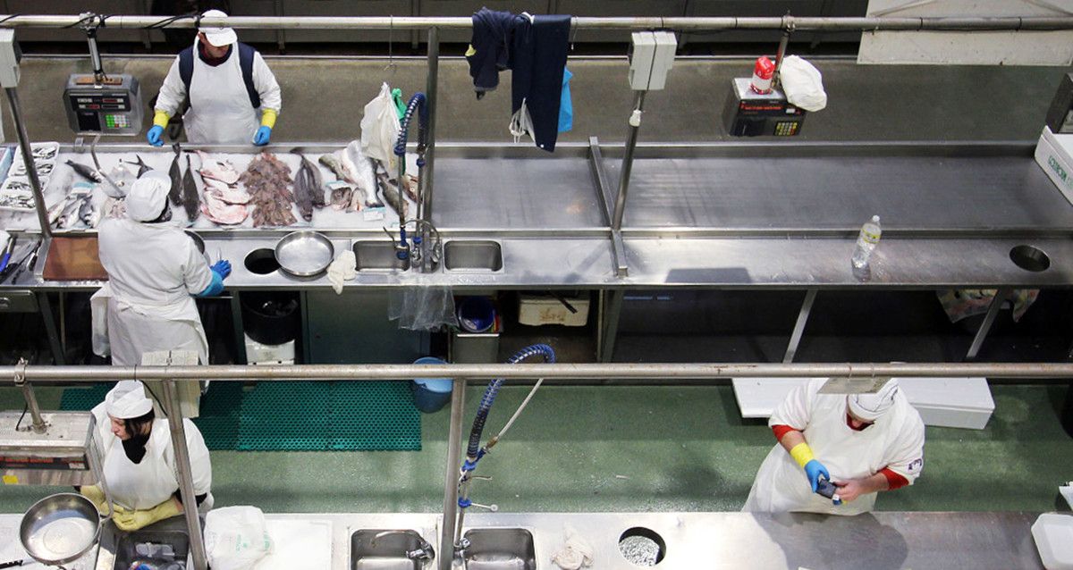 Escasez de pescado en los puestos del Mercado Municipal de Pontevedra