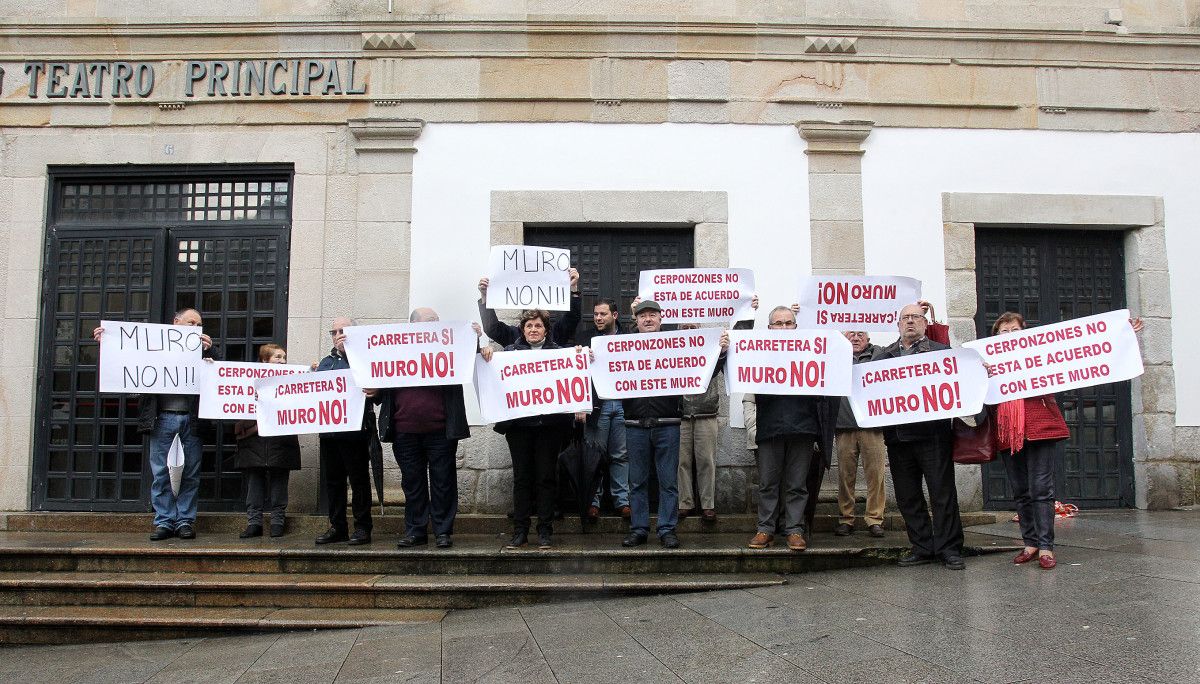 Protesta de los vecinos de Cerponzóns en el pleno de Pontevedra