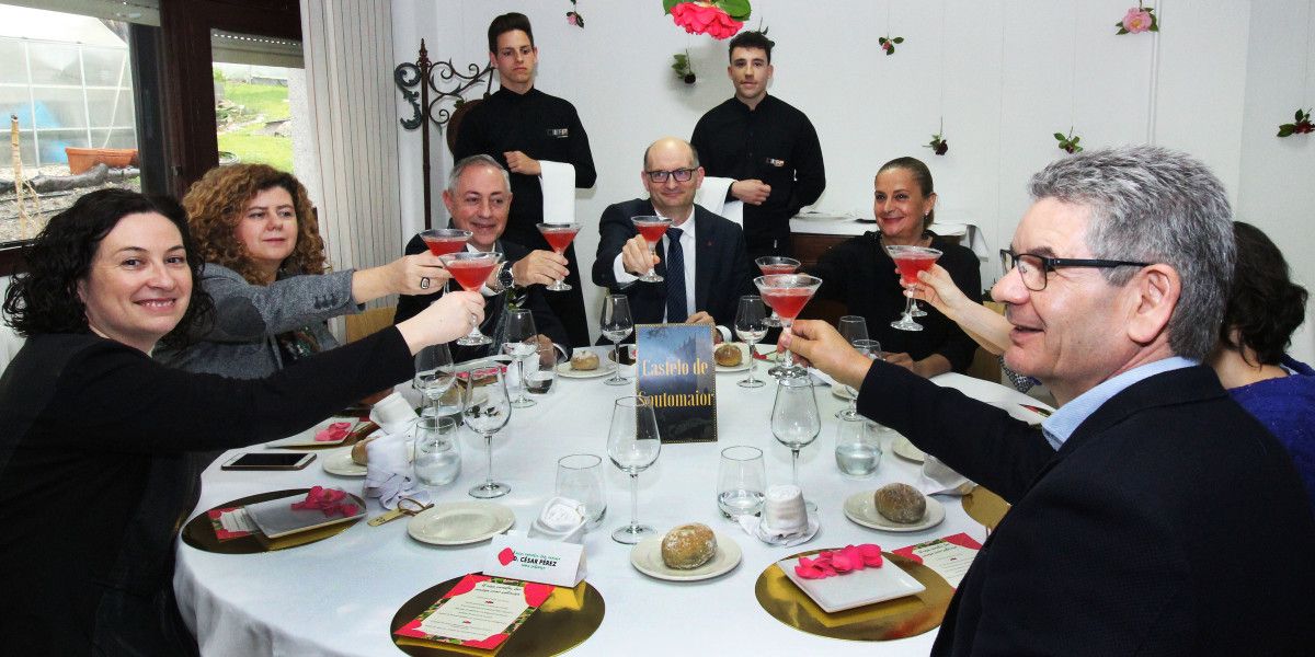 Eva Vilaverde, Eugenia Fernández, José Manuel Pinal, Manuel Hermo, Carmela Siva y Santos Héctor brindando no evento