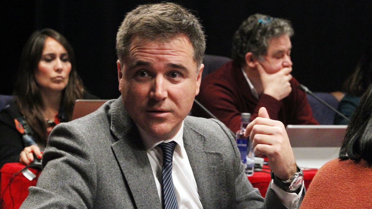 Jacobo Moreira en el pleno municipal con Lores al fondo
