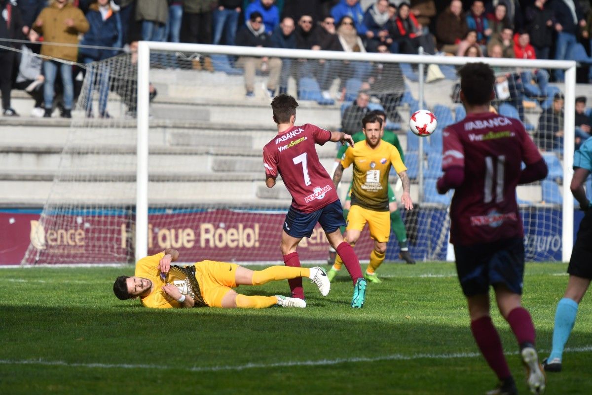 Partido entre Pontevedra e Ponferradina en Pasarón