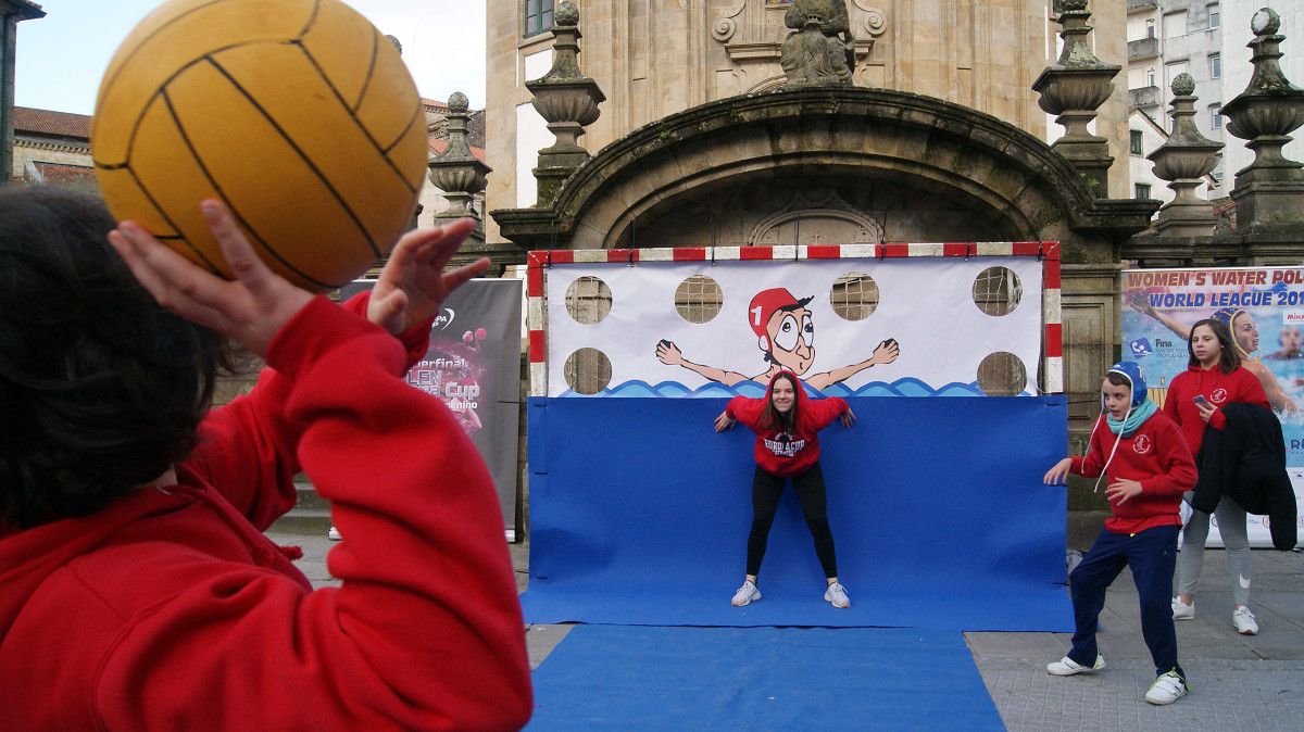 Waterpolo en la plaza de la Peregrina promocionando las actividades de los próximos días