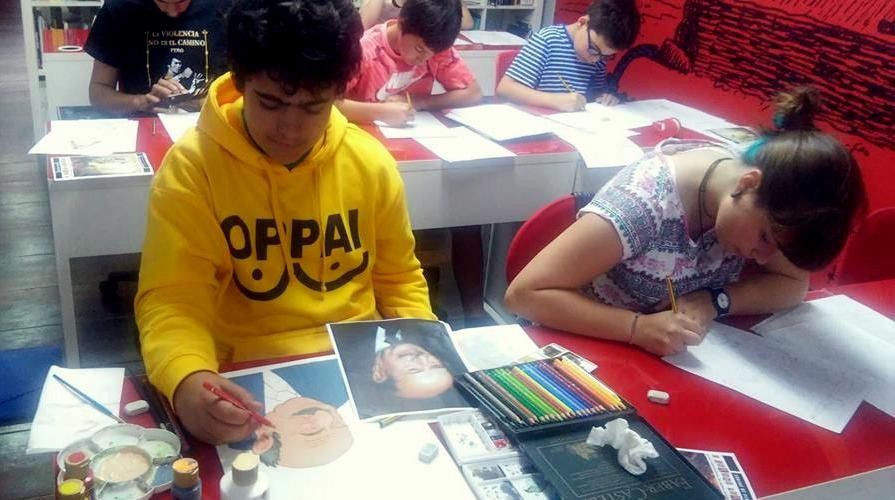 Miguel Bouzas debuxando no Garaxe Hermético