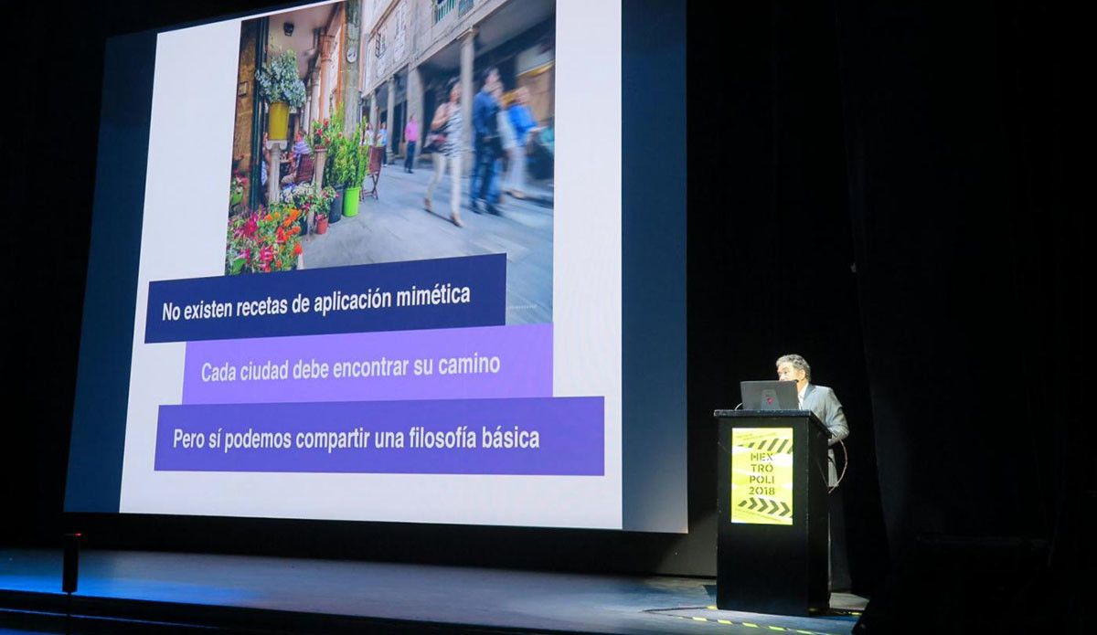 Conferencia de Miguel Anxo Fernández Lores en la feria Mextrópoli