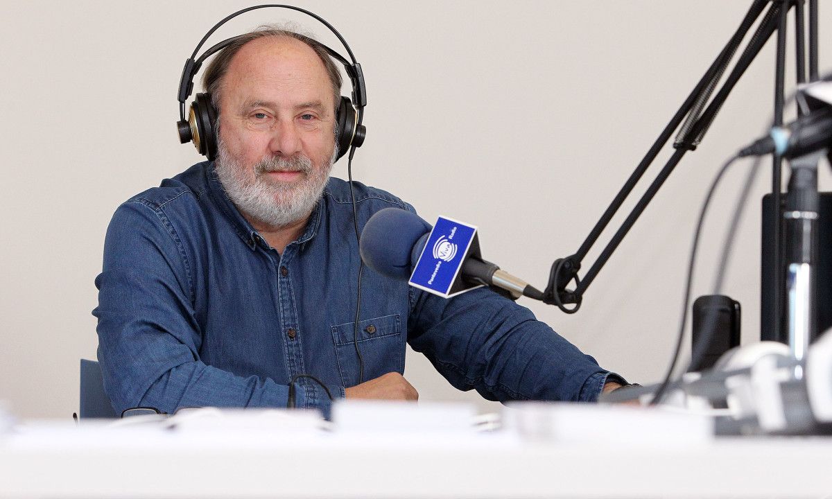 Tino Domínguez, músico e xornalista, presenta "El club de la esquina" en PontevedraViva Radio