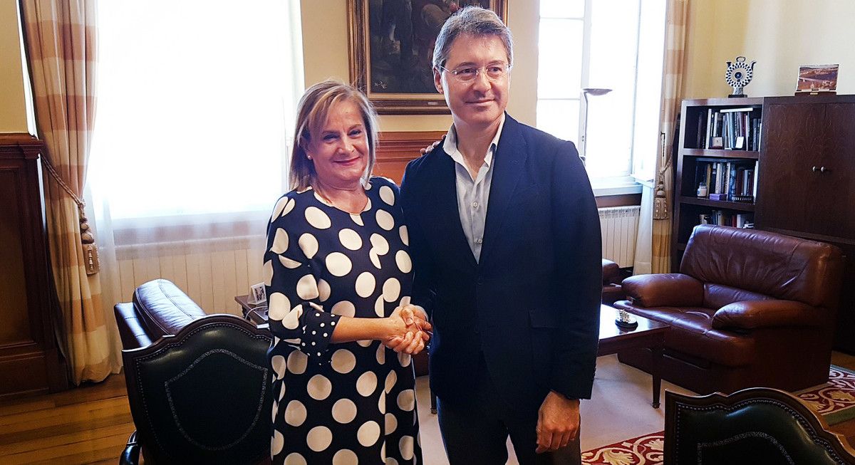 La presidenta de la Deputación, Carmela Silva y el alcalde de O Grove, José Cacabelos