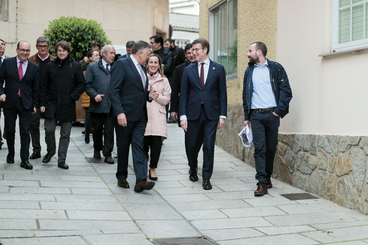 Feijóo asiste a la firma del convenio entre la Xunta y el Concello de Sanxenxo para la humanización de la rúa Progreso