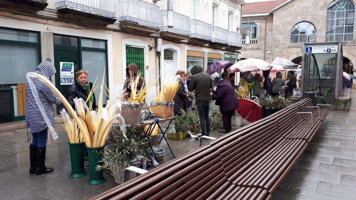 Xente comprando os ramos fronte o Mercado de Abastos