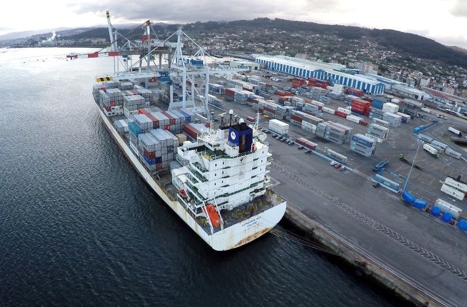 Buque portacontenedores en el Puerto de Marín