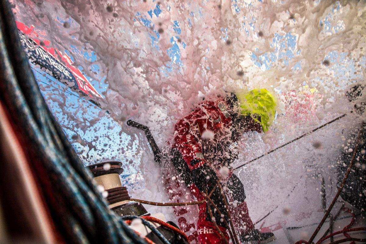 Támara Echegoyen varrida por unha onda na sétima etapa da Volvo Ocean Race