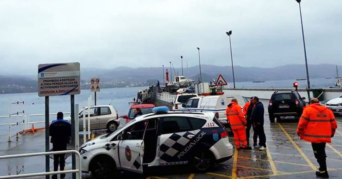 Intervención no porto de Raxó con motivo dunha embarcación envorcada