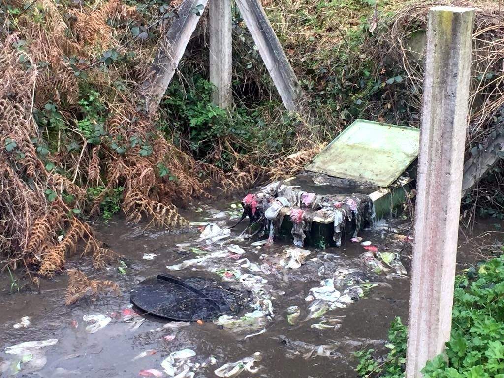 Problemas en la red de alcantarillado en Cuntis debido a las toallitas húmedas