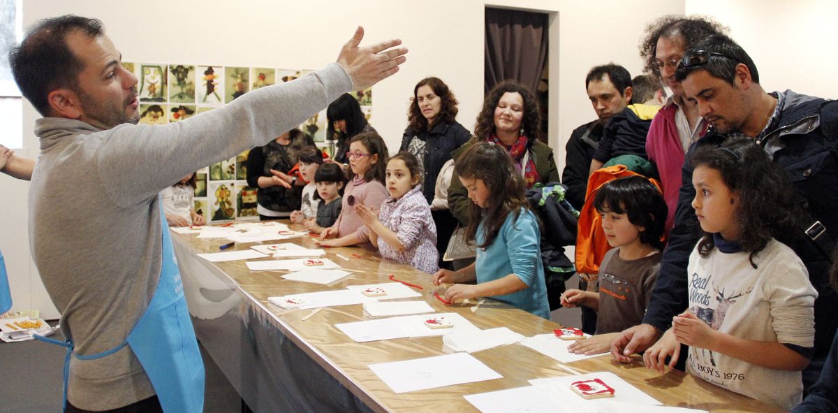 Taller de decoración de galletas con 'Megatoxos' de Anxo Fariña en el Salón do Libro Infantil e Xuvenil 2014 Taller de decoración de galletas con 'Megatoxos' de Anxo Fariña en el Salón do Libro Infantil e Xuvenil 2014