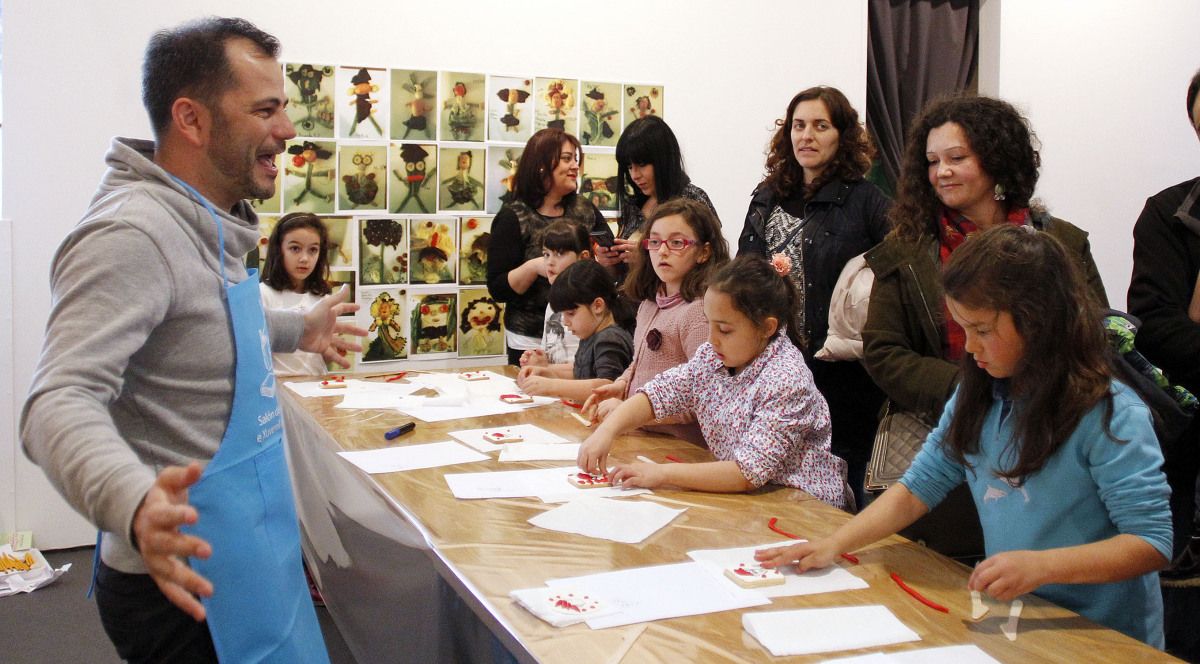 Obradoiro de decoración de galletas con 'Megatoxos' de Anxo Fariña no Salón do Libro Infantil e Xuvenil 2014 Obradoiro de decoración de galletas con 'Megatoxos' de Anxo Fariña no Salón do Libro Infantil e Xuvenil 2014