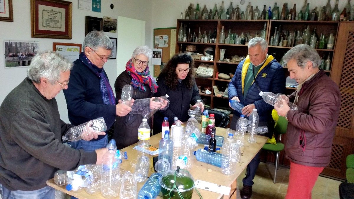 Taller de Vaipolorío para crear trampas contra la avispa velutina Taller de Vaipolorío para crear trampas contra la avispa velutina