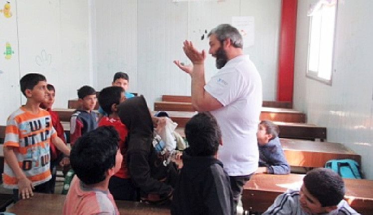 David Fernández, da Escola de Xadrez de Pontevedra, no campo de refuxiados de Azraq (Xordania)