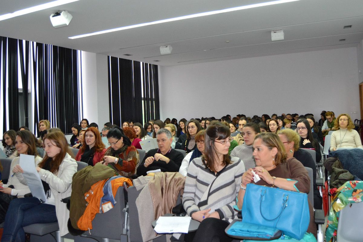 Esta jornada formativa reunió a un buen número de profesionales de ámbitos como la salud o la enseñanza