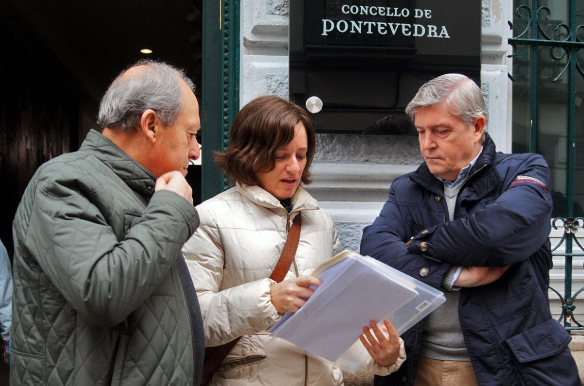 Veciños de Eduardo Pondal presentan firmas en contra do composteiro