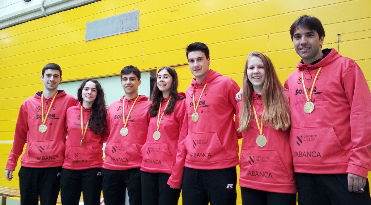 Equipo del Bádminton Ravachol Pontevedra que logró el ascenso a Primera Nacional