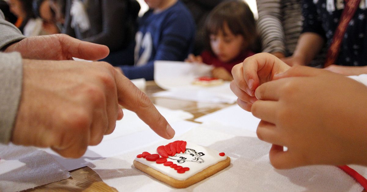 Taller de decoración de galletas con 'Megatoxos' de Anxo Fariña en el Salón do Libro Infantil e Xuvenil 2014 Taller de decoración de galletas con 'Megatoxos' de Anxo Fariña en el Salón do Libro Infantil e Xuvenil 2014