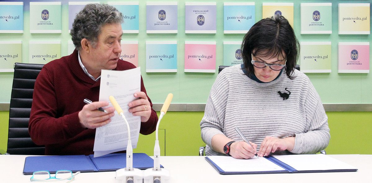 Lores e Ana Regueira de Aula Castelao firman o convenio pola Semana Galega da Filosofía