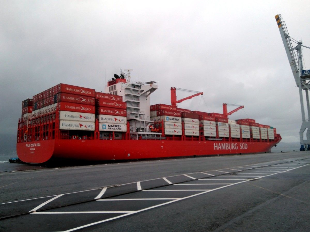 El portacontenedores Polar Costa Rica llega al Puerto de Marín