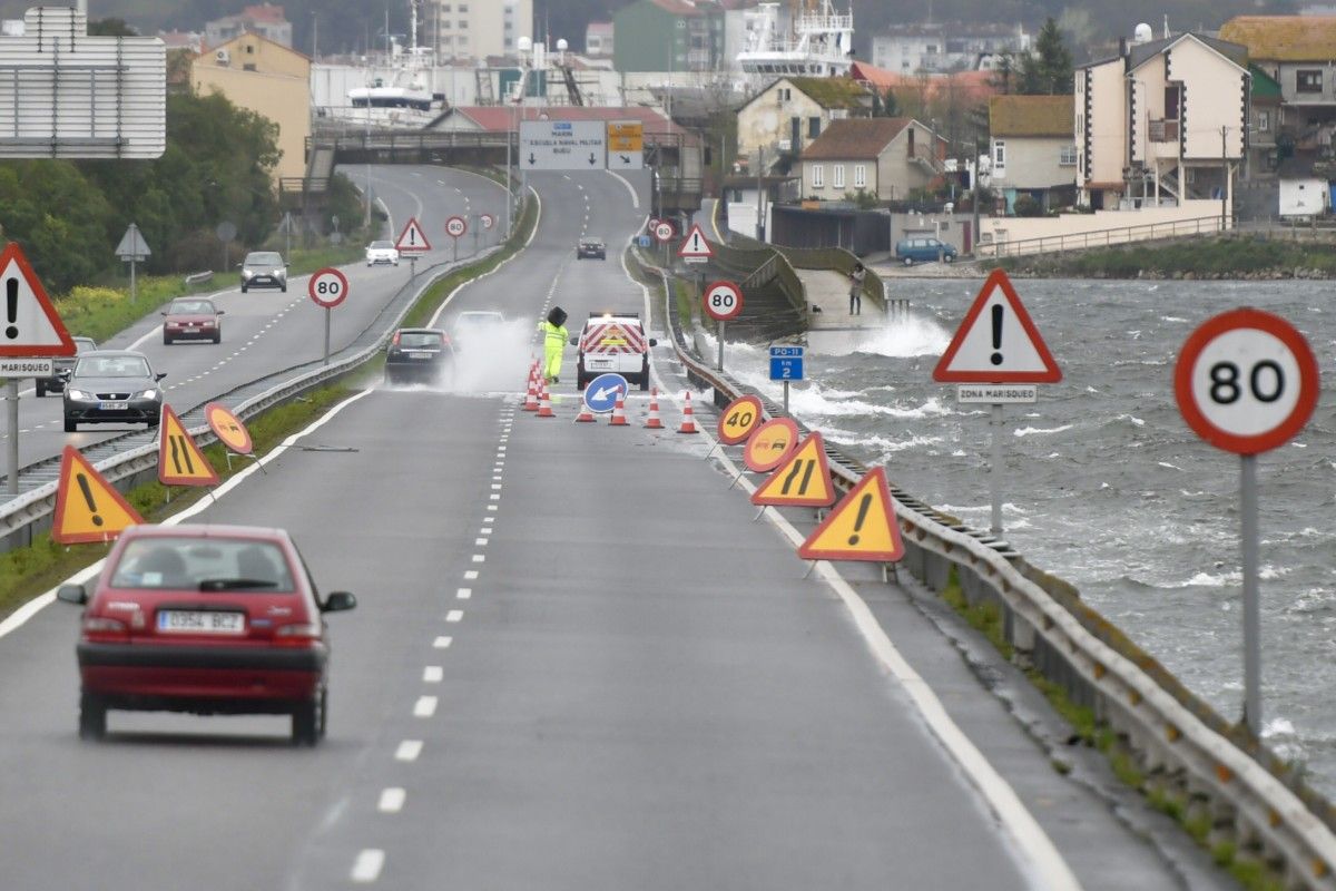 El mar inunda l autovía entre Marín e Pontevedra